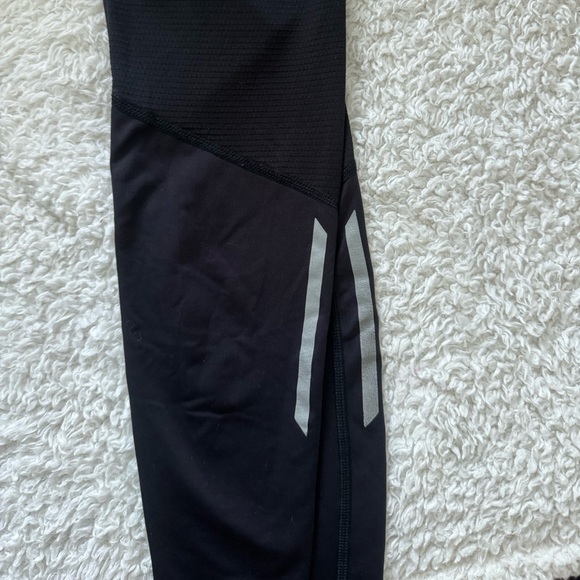 Old navy black workout leggings with pocket - Picture 2 of 5